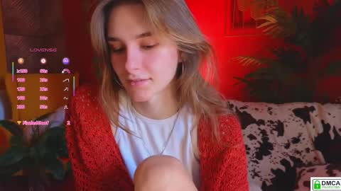 Snapshot of soft_animal chatting on 10.05.25 E online show from 10.05.25