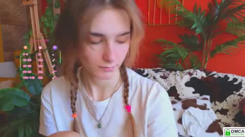 Snapshot of soft_animal chatting on 10.07.25 E online show from 10.07.25