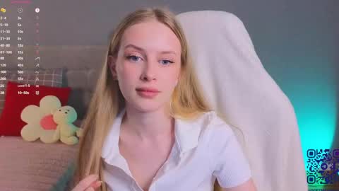 Snapshot of soft_babe chatting on 05.13.26 Milisa online show from 05.13.26