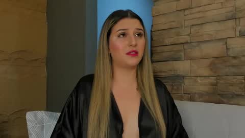 Snapshot of sophia_dior1 chatting on 10.10.25 Sophia online show from 10.10.25