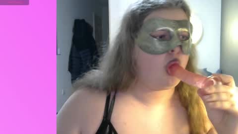 Snapshot of sophie9lives chatting on 12.18.24 BimboSophie online show from 12.18.24