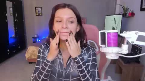 Snapshot of sophie_dolly_ chatting on 07.18.26 sophie doll online show from 07.18.26