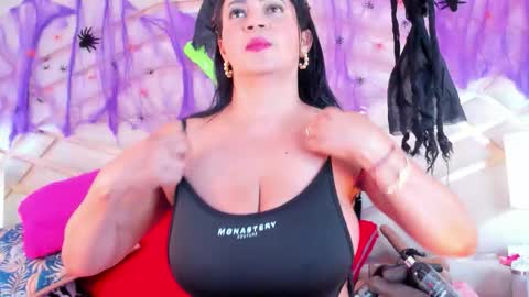 Snapshot of sophie_newton chatting on 10.26.25 sophie_newton online show from 10.26.25