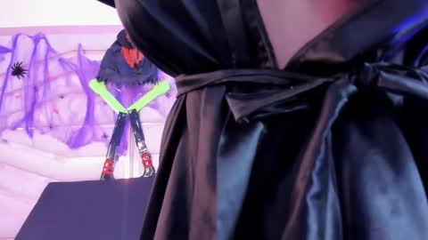 Snapshot of sophie_newton chatting on 10.28.25 sophie_newton online show from 10.28.25