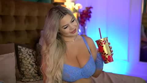 Snapshot of sophieboobsx chatting on 10.02.25 Sophie online show from 10.02.25