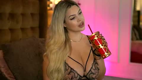 Snapshot of sophieboobsx chatting on 10.29.25 Sophie online show from 10.29.25