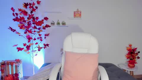 Snapshot of sophiehuntt chatting on 02.10.25 Sophie Hunt online show from 02.10.25