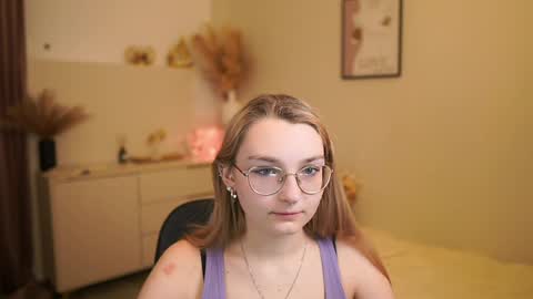 Snapshot of sophielux18 chatting on 05.28.26 Emma online show from 05.28.26
