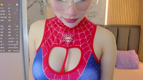 Snapshot of sophiemeyer chatting on 10.09.25 Sophie online show from 10.09.25