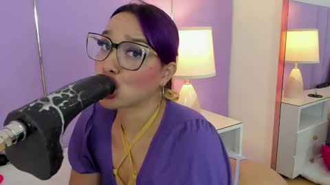 Snapshot of sophyruiz_ chatting on 10.06.25 Sophy online show from 10.06.25