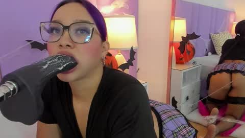 Snapshot of sophyruiz_ chatting on 10.21.25 Sophy online show from 10.21.25