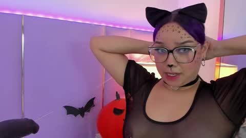 Snapshot of sophyruiz_ chatting on 10.31.25 Sophy online show from 10.31.25