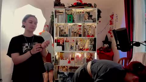 Snapshot of sova_energy chatting on 11.04.25 Leah online show from 11.04.25