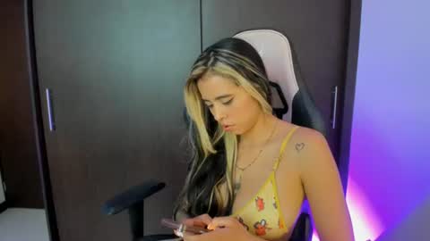 Snapshot of soycinthya_r chatting on 06.23.26 CINTHYA online show from 06.23.26