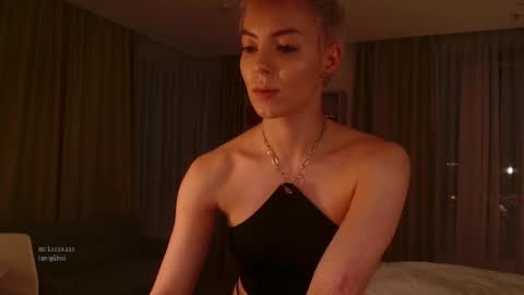 Snapshot of spiklencii chatting on 09.19.25 Elizabeth online show from 09.19.25