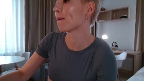 Snapshot of spiklencii chatting on 09.20.25 Elizabeth online show from 09.20.25