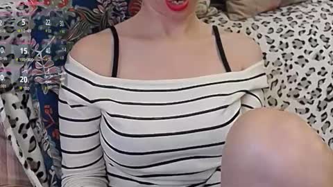 Snapshot of squirtyeleanor chatting on 11.10.25 SquirtyEleanor online show from 11.10.25