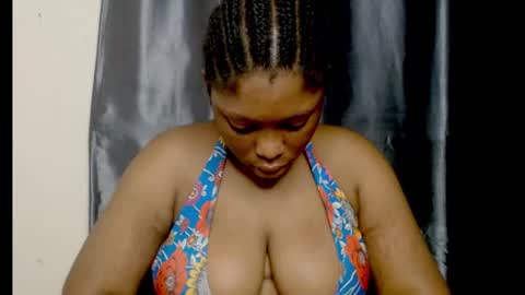 Snapshot of squirtyqueenxx chatting on 09.28.25 gold online show from 09.28.25