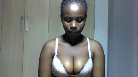 Snapshot of squiter_girlie chatting on 10.17.25 Squiter online show from 10.17.25