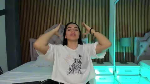 Snapshot of starbutterflyy_ chatting on 11.04.25 STAR online show from 11.04.25