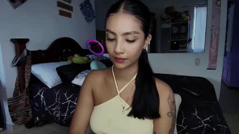 Im MiaIts my first day here  online show from 09.26.25