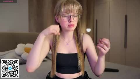 STEFI  Streams every day from 10 PM GTM1  online show from 04.04.26