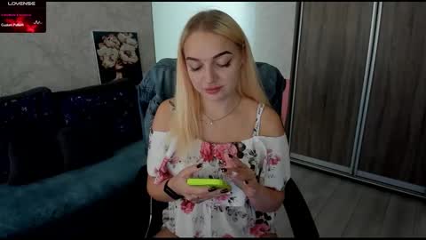 Snapshot of stella__cox chatting on 09.14.25 Stella Cox online show from 09.14.25