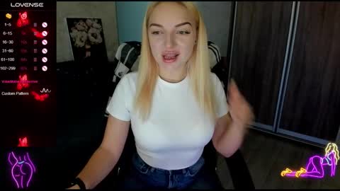 Snapshot of stella__cox chatting on 09.15.25 Stella Cox online show from 09.15.25