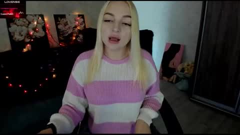 Snapshot of stella__cox chatting on 10.26.25 Stella Cox online show from 10.26.25