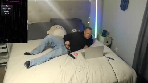 Snapshot of stella_and_mojo chatting on 11.11.25 Stella and Mojo online show from 11.11.25