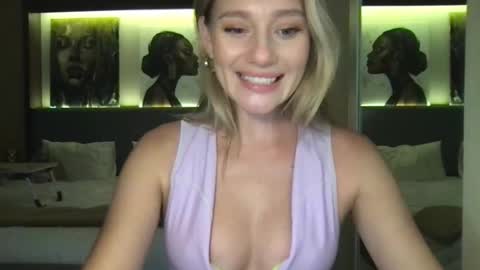 Snapshot of stella_loveu chatting on 09.29.25 Stella online show from 09.29.25