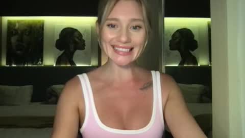 Snapshot of stella_loveu chatting on 10.01.25 Stella online show from 10.01.25