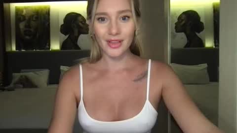 Snapshot of stella_loveu chatting on 10.06.25 Stella online show from 10.06.25