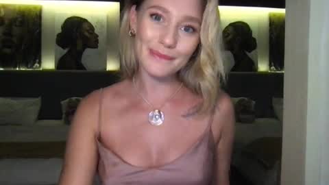 Snapshot of stella_loveu chatting on 10.13.25 Stella online show from 10.13.25