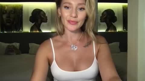 Snapshot of stella_loveu chatting on 10.14.25 Stella online show from 10.14.25