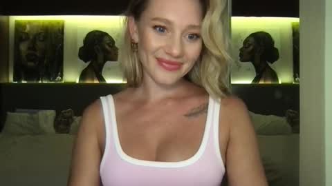 Snapshot of stella_loveu chatting on 10.15.25 Stella online show from 10.15.25