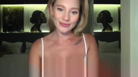 Snapshot of stella_loveu chatting on 10.19.25 Stella online show from 10.19.25