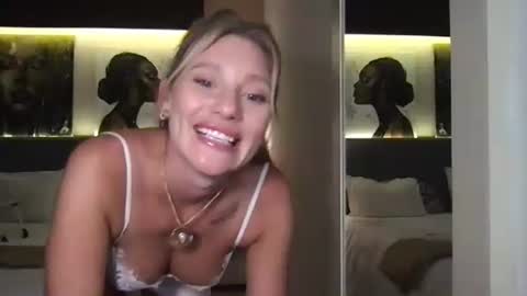 Snapshot of stella_loveu chatting on 10.22.25 Stella online show from 10.22.25