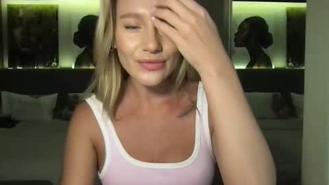 Snapshot of stella_loveu chatting on 10.25.25 Stella online show from 10.25.25