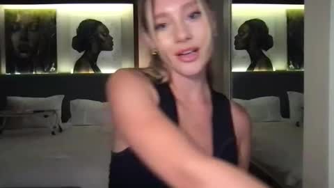 Snapshot of stella_loveu chatting on 10.26.25 Stella online show from 10.26.25