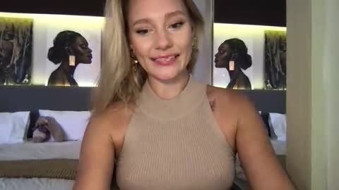 Snapshot of stella_loveu chatting on 10.28.25 Stella online show from 10.28.25