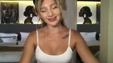 Snapshot of stella_loveu chatting on 10.31.25 Stella online show from 10.31.25