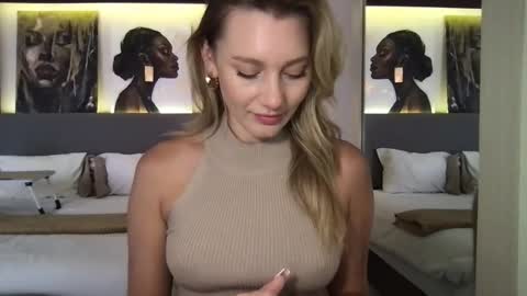 Snapshot of stella_loveu chatting on 11.02.25 Stella online show from 11.02.25