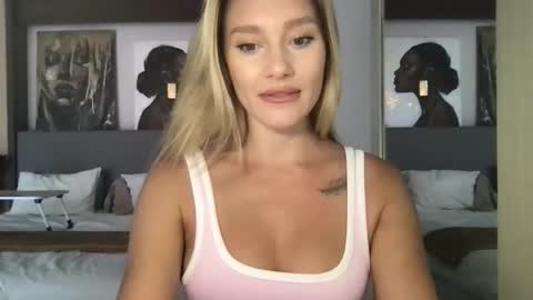 Snapshot of stella_loveu chatting on 11.03.25 Stella online show from 11.03.25