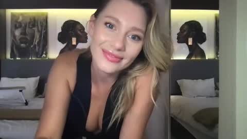 Snapshot of stella_loveu chatting on 11.04.25 Stella online show from 11.04.25