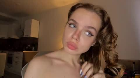 Snapshot of stella_vans chatting on 10.08.25 Asella online show from 10.08.25