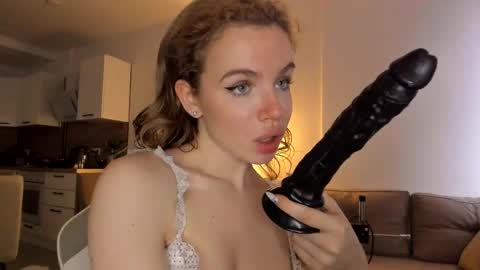 Snapshot of stella_vans chatting on 10.29.25 Asella online show from 10.29.25