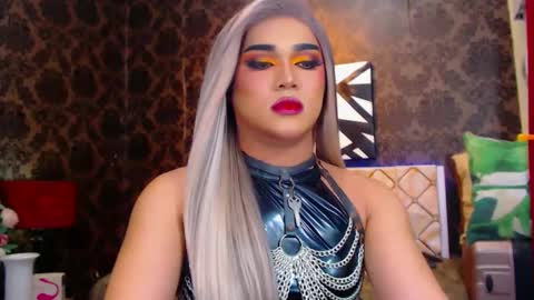 CALL ME STELLA online show from 01.05.25