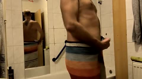 Snapshot of stenlyvrbich chatting on 09.16.25 lee online show from 09.16.25