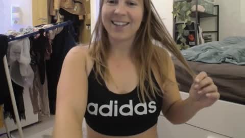 Snapshot of story_of_sarah chatting on 11.11.25 Sarah online show from 11.11.25